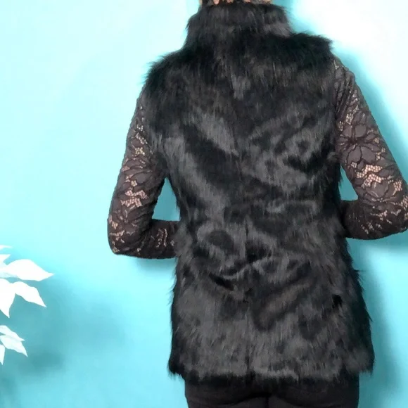 ⭐️NEW⭐️White House Black Market (WHBM) Black Faux Fur Vest - Picture 3 of 10